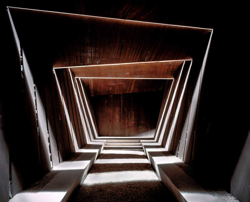 スペイン・パラモースにあるワイナリー Bell-Lloc Winery の内装。2017 年の受賞者ラファエル・アランダ、カルマ・ピジェム、ラモン・ピラルタにより 2007 年にデザインされた。[提供: Hisao Suzuki/Pritzker Architecture Prize]