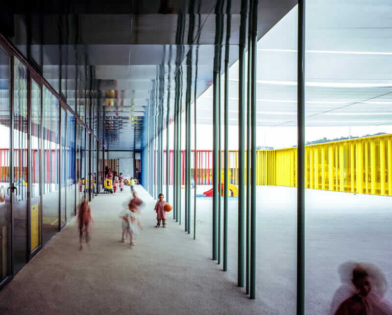 スペイン・ジローナ県バザルーにある幼稚園、El Petit Comte。2017 年の受賞者ラファエル・アランダ、カルマ・ピジェム、ラモン・ピラルタによりデザインされた。[提供: Hisao Suzuki/Pritzker Architecture Prize]