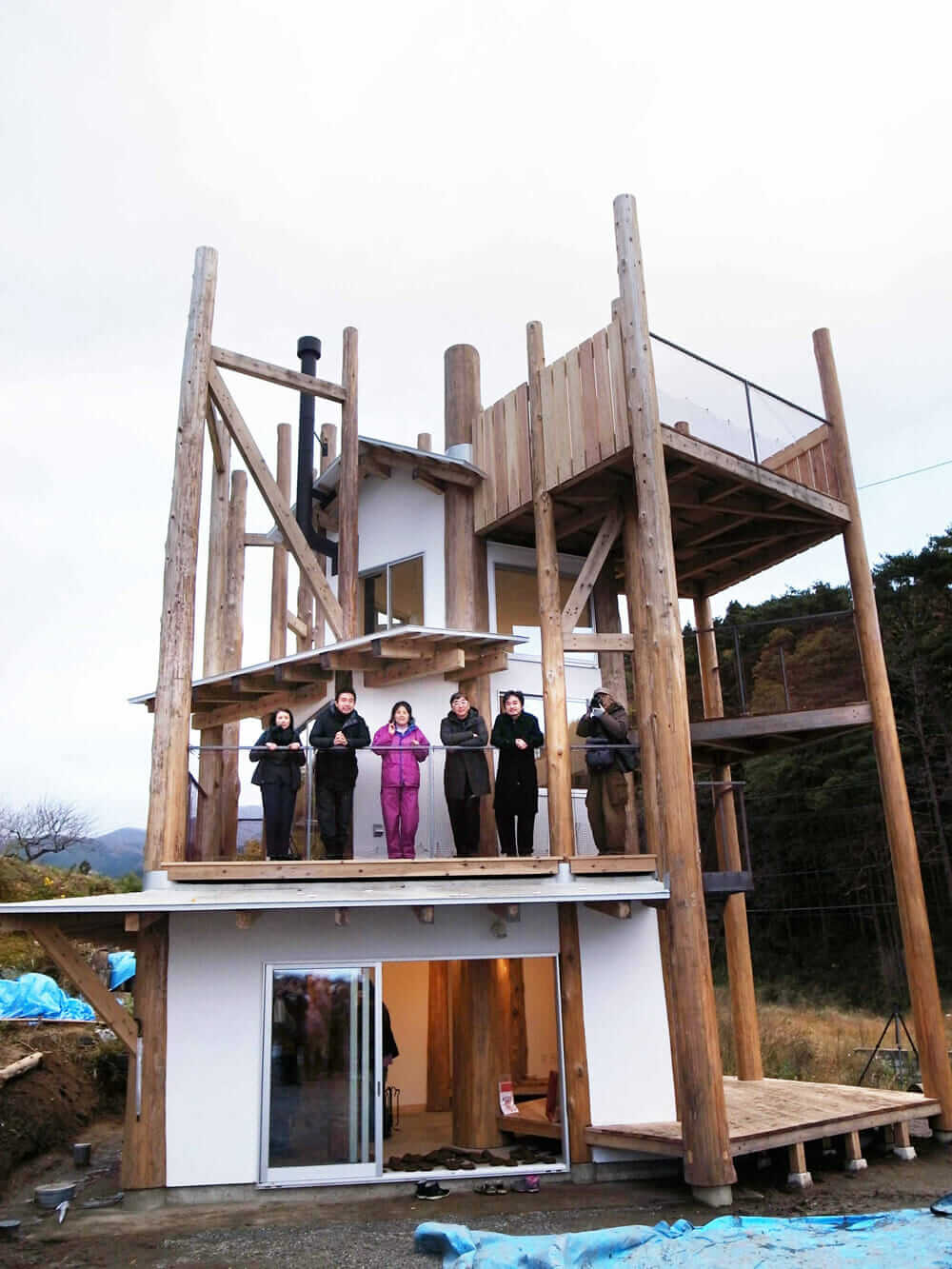 陸前高田市の「みんなの家」にて、伊東豊雄氏 (左から 4 人目) と建築家チーム [写真: 伊東豊雄建築設計事務所]