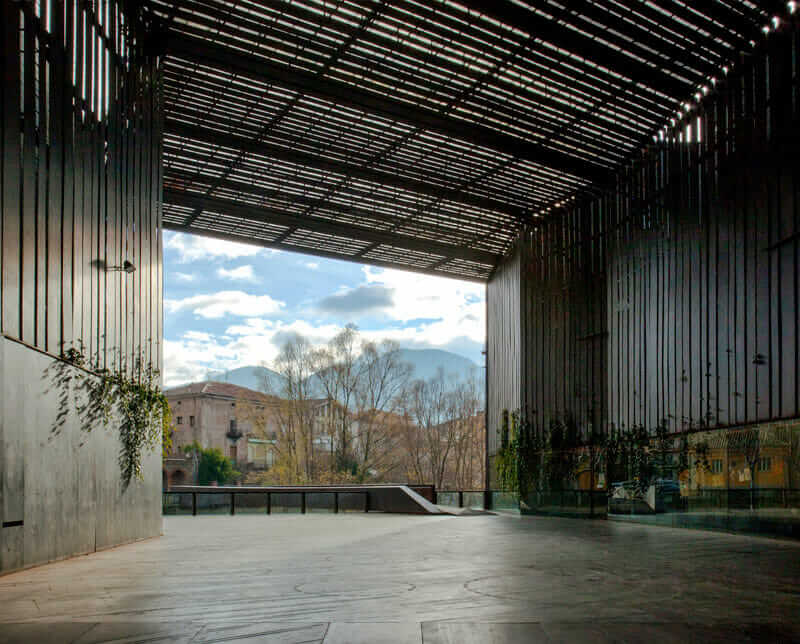 スペイン・ジローナ県リポイにある公共オープン スペース、La Lira Theater。2017 年の受賞者ラファエル・アランダ、カルマ・ピジェム、ラモン・ピラルタによりフアン・ピュイジコルベとの提携でデザインされた。[提供: Hisao Suzuki/Pritzker Architecture Prize]