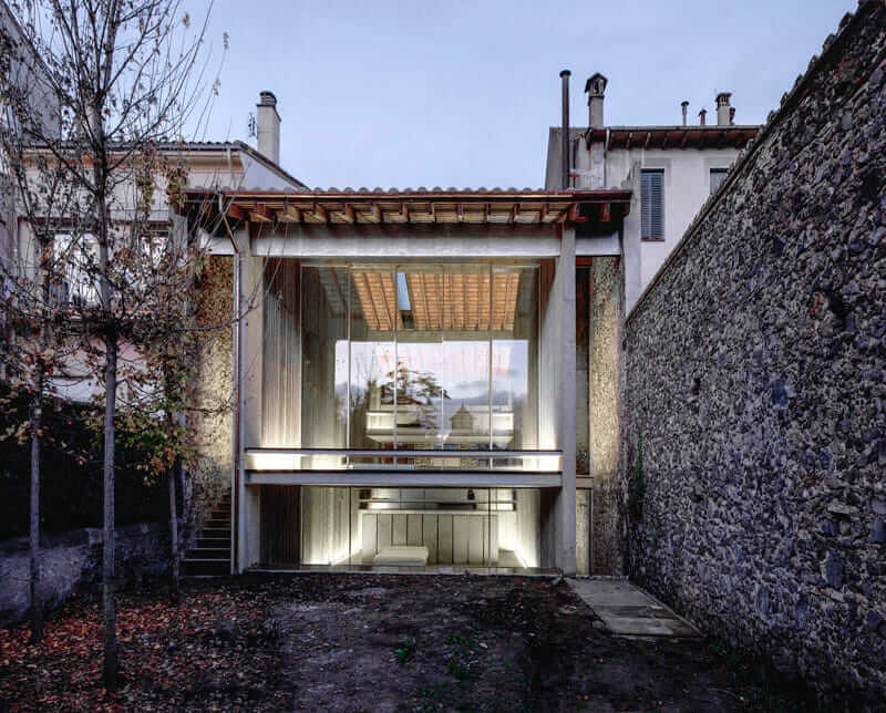 スペイン・ジローナ県オロットにある Row House。2017 年の受賞者ラファエル・アランダ、カルマ・ピジェム、ラモン・ピラルタによりデザインされた。[提供: Hisao Suzuki/Pritzker Architecture Prize]