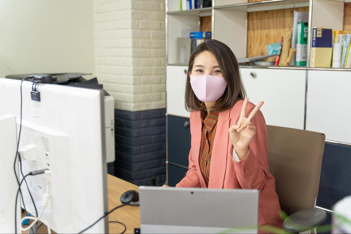 渡辺さんのデスクに座るあいこさん